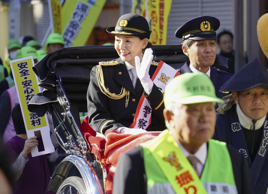 警視庁志村署の一日署長に就任した俳優のとよた真帆さん（奥左）＝8日午後、東京都板橋区