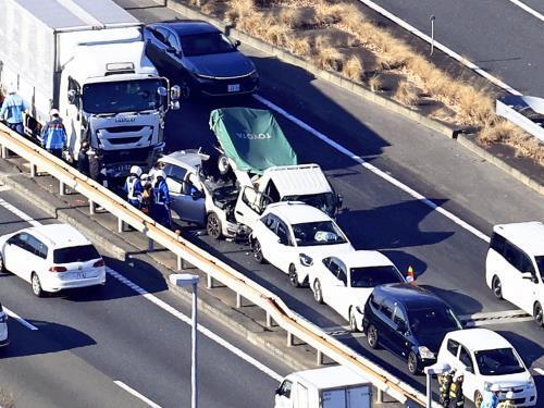 東名高速・東京ＩＣ付近で起きた車両７台が絡む追突事故（２７日午後、東京都世田谷区で、読売ヘリから）＝松本拓也撮影