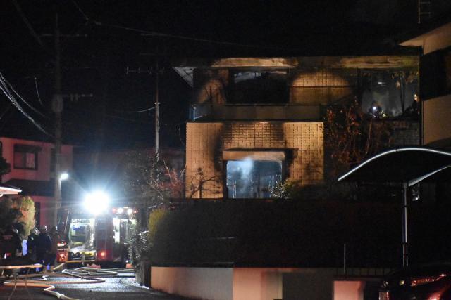 火災のあった宮崎市の民家。中から身元不明の２人の遺体が発見された＝１１日午後１０時２１分