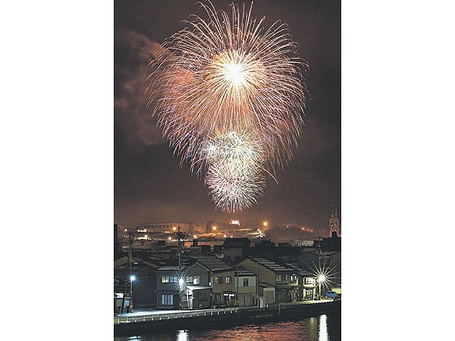 復旧・復興への願いを込めて打ち上げられた花火＝氷見市の比美乃江大橋から撮影（多重露光）