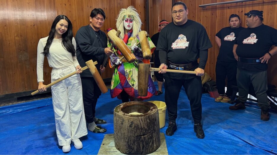 カブキロックス・氏神一番が立浪部屋の餅つき大会に参加