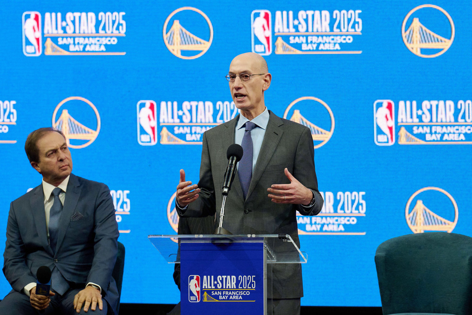 ＮＢＡは１７日、２０２５年のオールスターゲームについて新たに４チームが３試合を行うミニトーナメント形式にすると発表した。写真右はＮＢＡコミッショナーのアダム・シルバー氏。米カリフォルニア州サンフランシスコで２０２３年１１月撮影（２０２４年　ロイター/USA TODAY Sports）