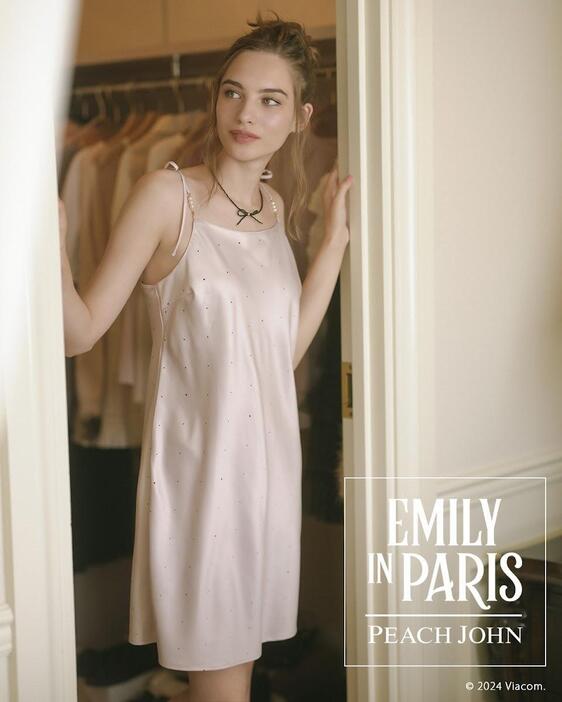 「PEACH JOHN」と「Emily in Paris」がコラボしたコレクションのビジュアル