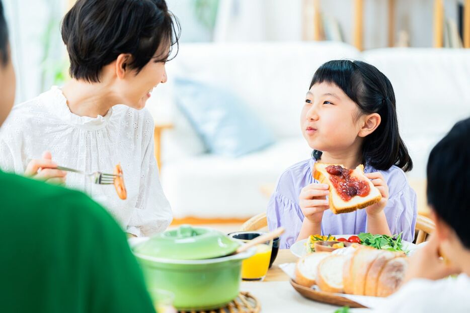 主婦世帯が減り、朝は多忙な時間帯になっている。米飯ではなく、パン食の朝食が増えている（PIXTA）