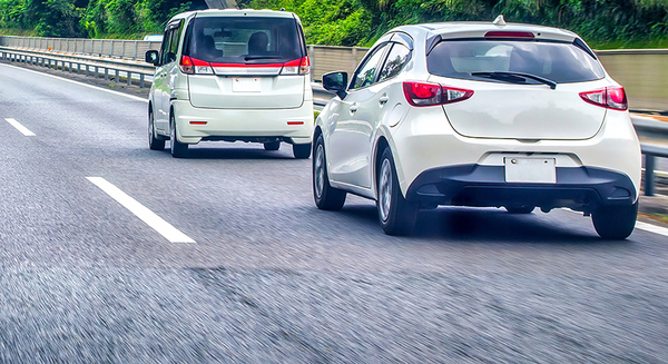 高速道路などの追越車線を延々と一定速度で走り続けるクルマ。そのドライバーの運転心理とは（筆者提供）。