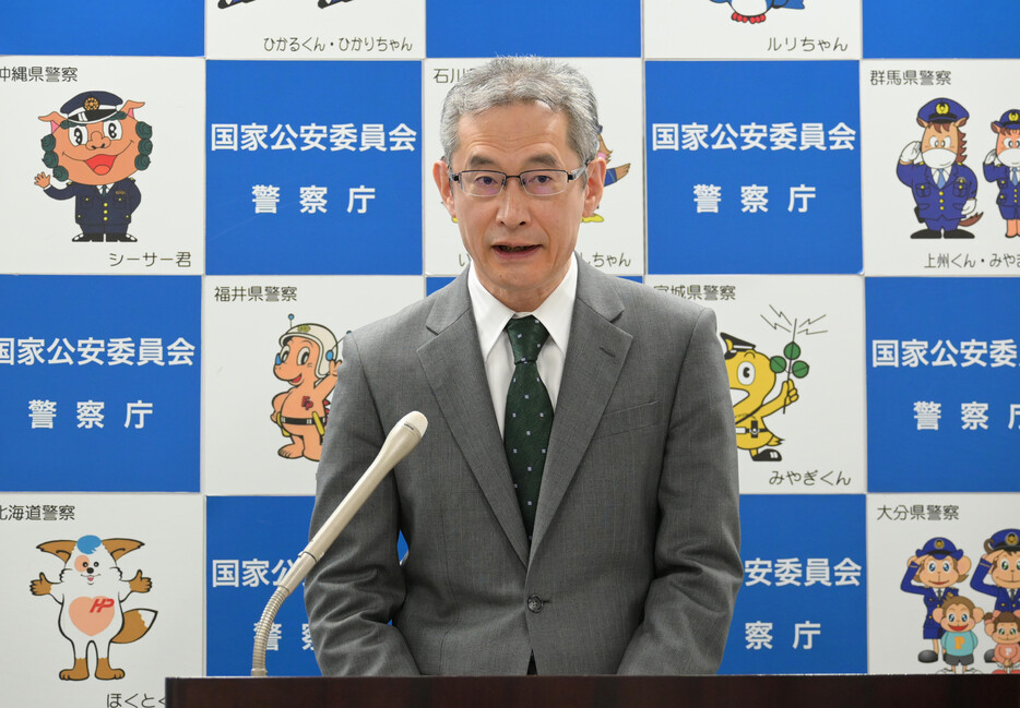 警察庁の露木康浩長官は１２日の定例記者会見で、捜査員が架空の身分証を使って闇バイトに応募し、犯罪グループに接触する「仮装身分捜査」の導入について「効果的な活用の在り方の検討を進めていく」と述べた。