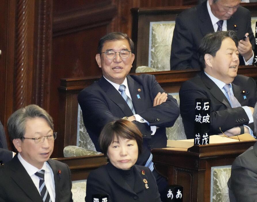 衆院本会議に臨む石破首相＝2日午後