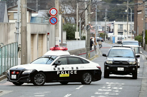 事件現場近くを巡回する警察車両（１６日午前７時４５分、北九州市小倉南区で）＝佐伯文人撮影