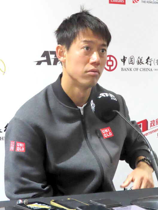 開幕戦を控え、大会の事前会見で話す錦織圭（カメラ・吉松　忠弘）