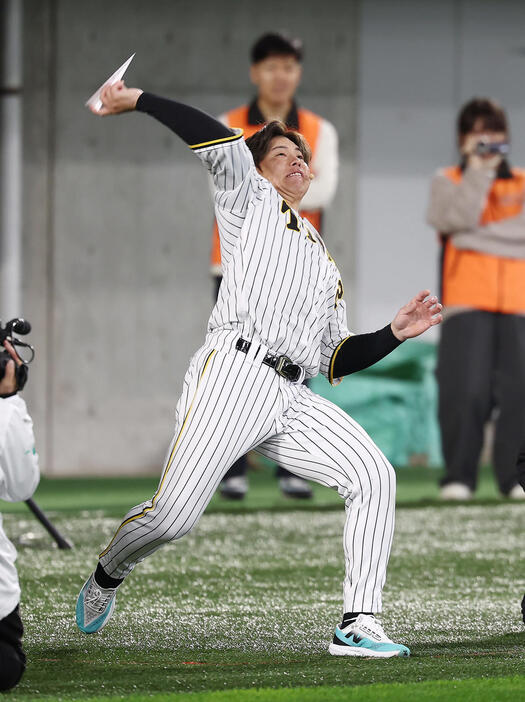 「Tayoriが紙飛行機でギネス世界記録に挑戦！」で日本記録を更新する阪神梅野（撮影・前田充）