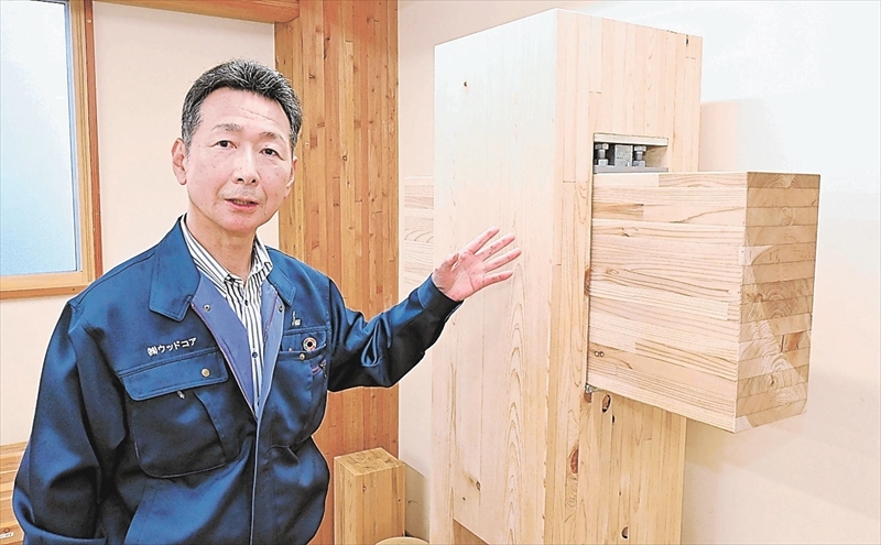 県産木材を使用した集成材を紹介する西村社長