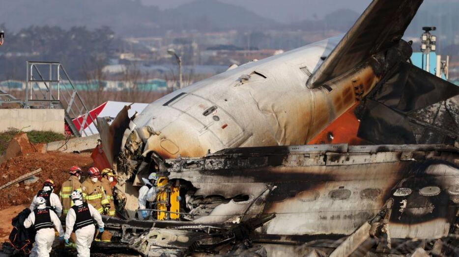 韓国旅客機事故の原因調査続く、専門家は様々な要因指摘　フライトレコーダー解析に1カ月か