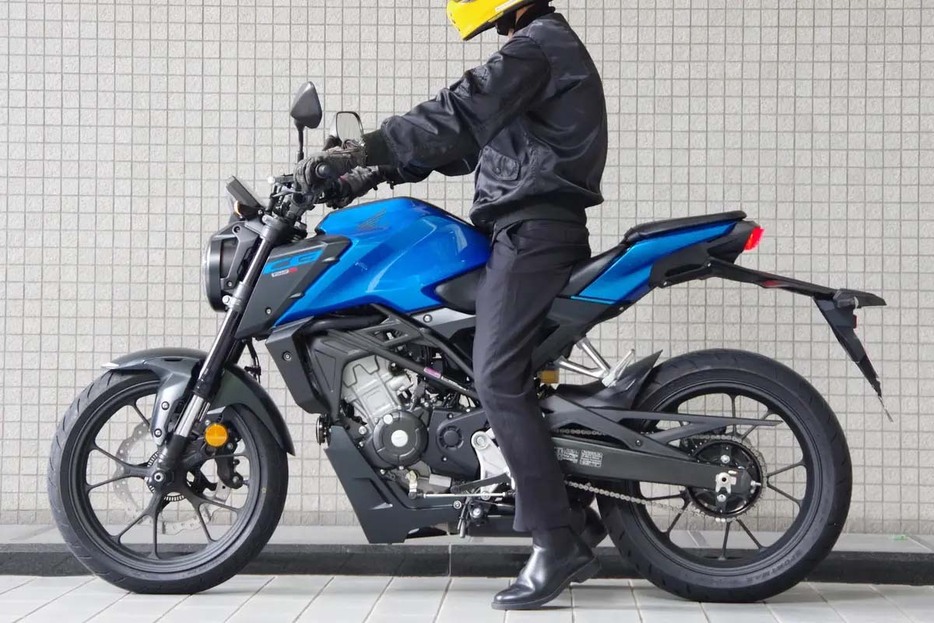 ホンダ・CBシリーズの末弟「CB125R」の足つきをチェック