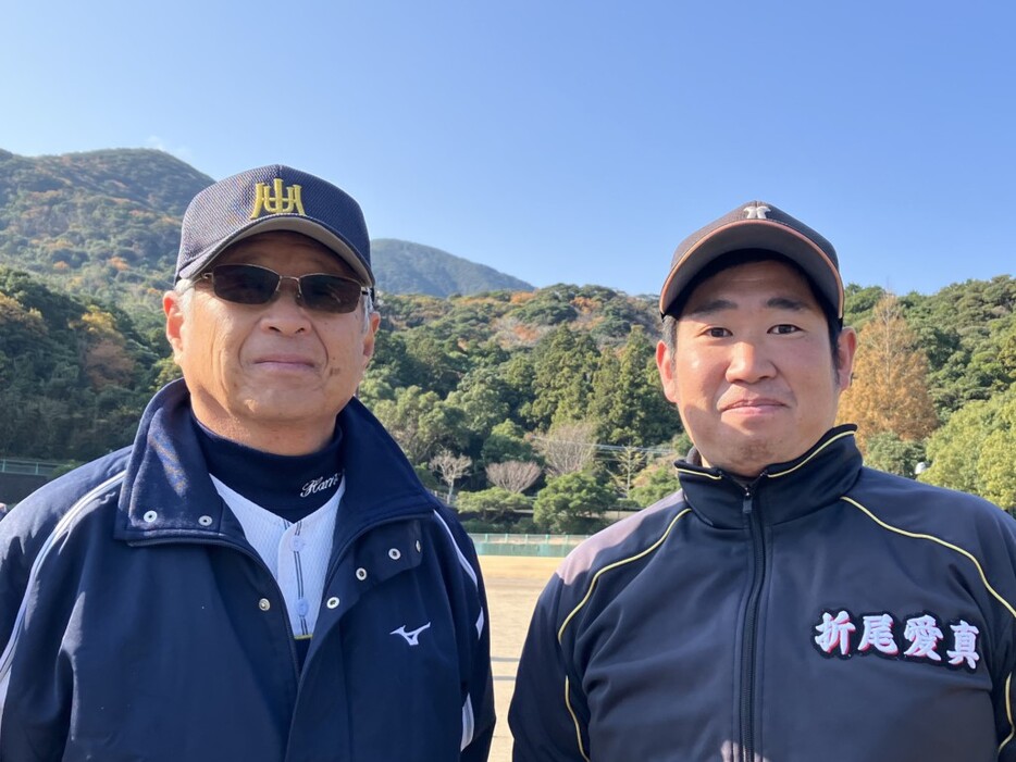 平成国際大学女子硬式野球部・濱本光治監督（写真左）と折尾愛真高校女子硬式野球部・池田太尊監督（同右）。