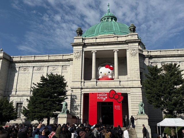 朝日に照らされた表慶館のハローキティ