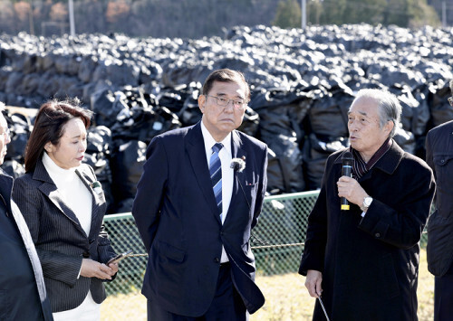 除去土壌仮置き場を視察する石破首相（中央）（１４日午前、福島県双葉町で）＝代表撮影