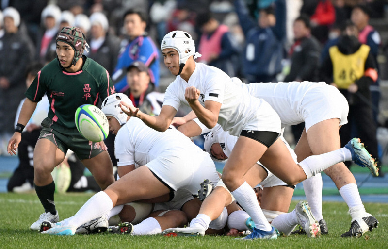 【天理－昌平】前半、スクラムからボールを出す天理の選手＝東大阪市花園ラグビー場で2024年12月30日、平川義之撮影