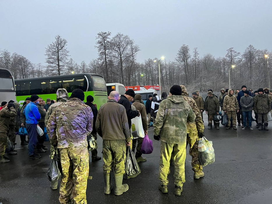 ロシアとウクライナは３０日、戦争捕虜の交換を行ったと発表した。ロシア国防省によると、アラブ首長国連邦（ＵＡＥ）が仲介した。撮影場所不明。３０日（２０２４年　ロイター/Russian Human Rights Commissioner Tatyana Moskalkova's Telegram Channel/Handout via REUTERS）