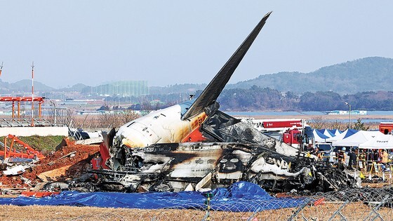 ２９日午後、全羅南道（チョルラナムド）務安（ムアン）国際空港滑走路で事故収拾作業が行われている。キム・ギョンロク記者