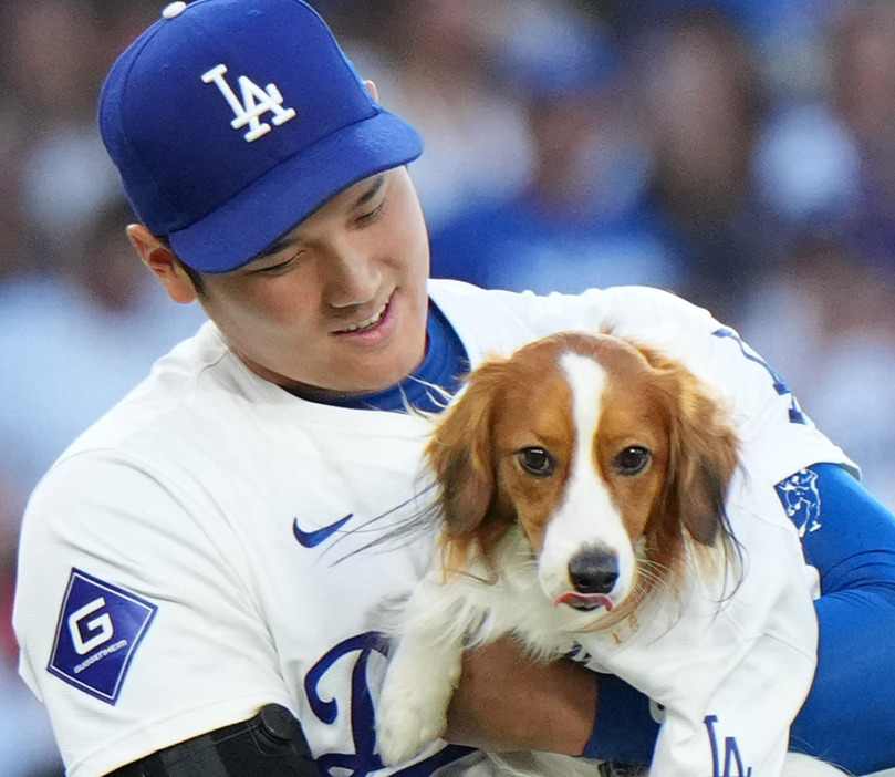 ドジャース大谷翔平と愛犬デコピン（24年8月撮影）