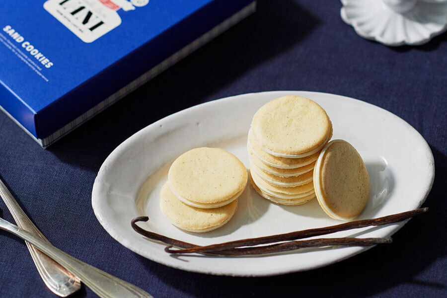 サンドクッキーはバニラを混ぜ込んで薄く焼き上げたクッキーにバニラ風味のチョコレートを挟んだ、まさに「バニラ尽くし」の一品