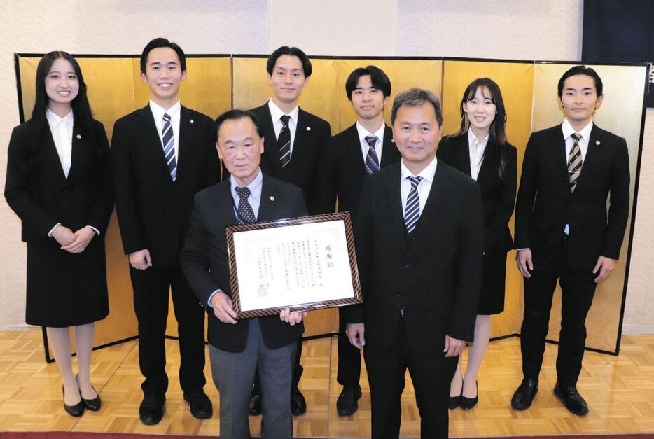 練馬区スポーツ協会の志村雅代表理事（前列右）から、学生のボランティア活動への感謝状を受け取った東都学生軟式野球連盟の石山俊一理事長（前列左）ら