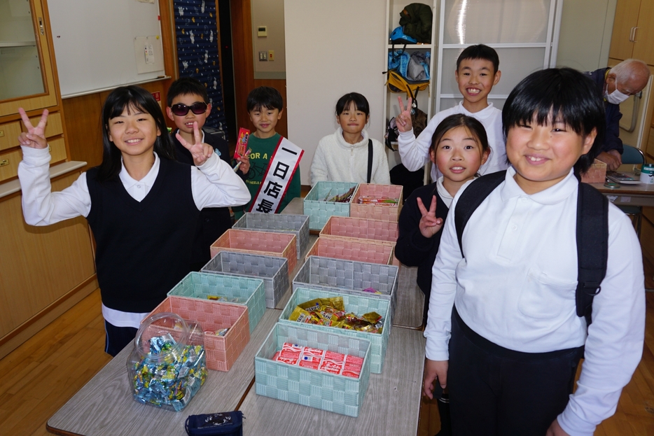 11月からスタートした月2回の駄菓子屋