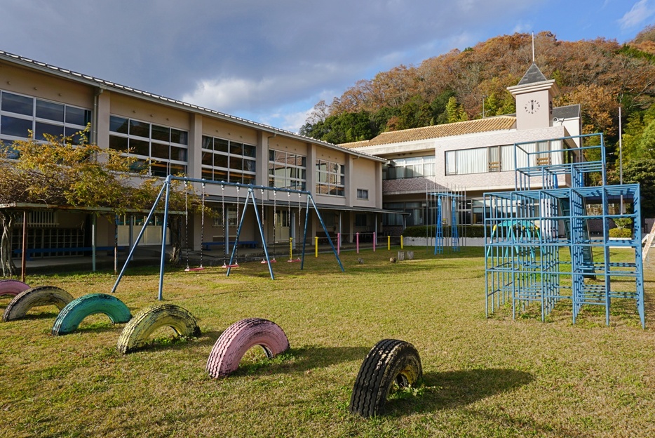 旧大芋小学校舎で現在、宿泊・交流施設として宿泊客を伸ばしている泊まれる学校おくも村＝兵庫県丹波篠山市中で