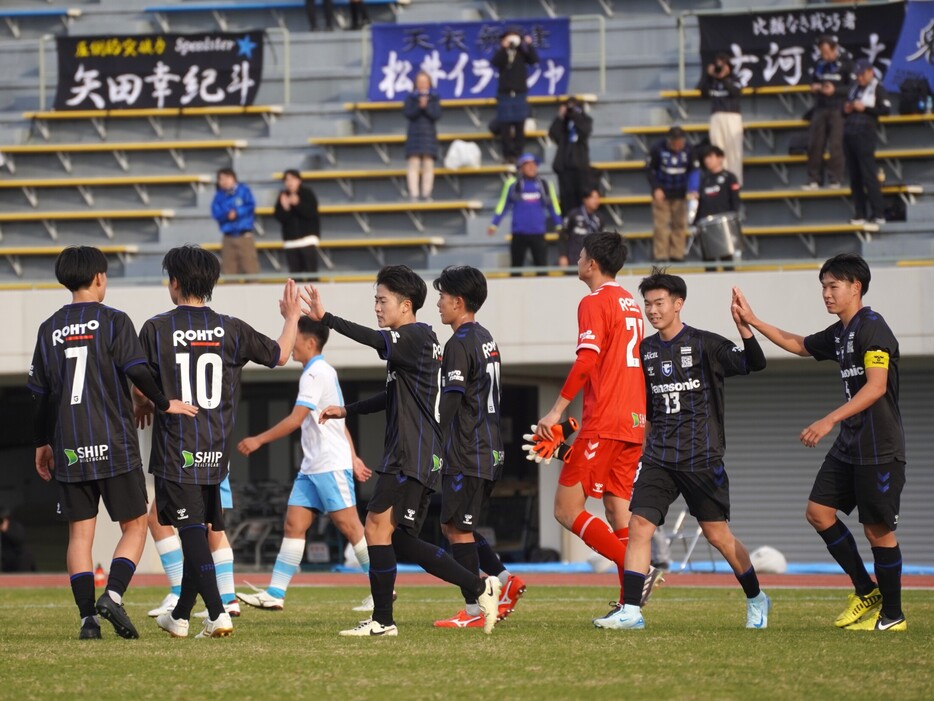 チームに息衝いていた「トーナメントの勝負強さ」。G大阪ユースは高川学園の奮闘に苦しみながらも粘り強く勝ち切って3年ぶりのプレミア復帰に王手!  (ゲキサカ) - Yahoo!ニュース