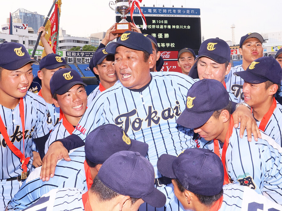 2024年夏の神奈川大会を制し、選手たちに胴上げされる東海大相模・原俊介監督（写真中央）　photo by Ohtomo Yoshiyuki