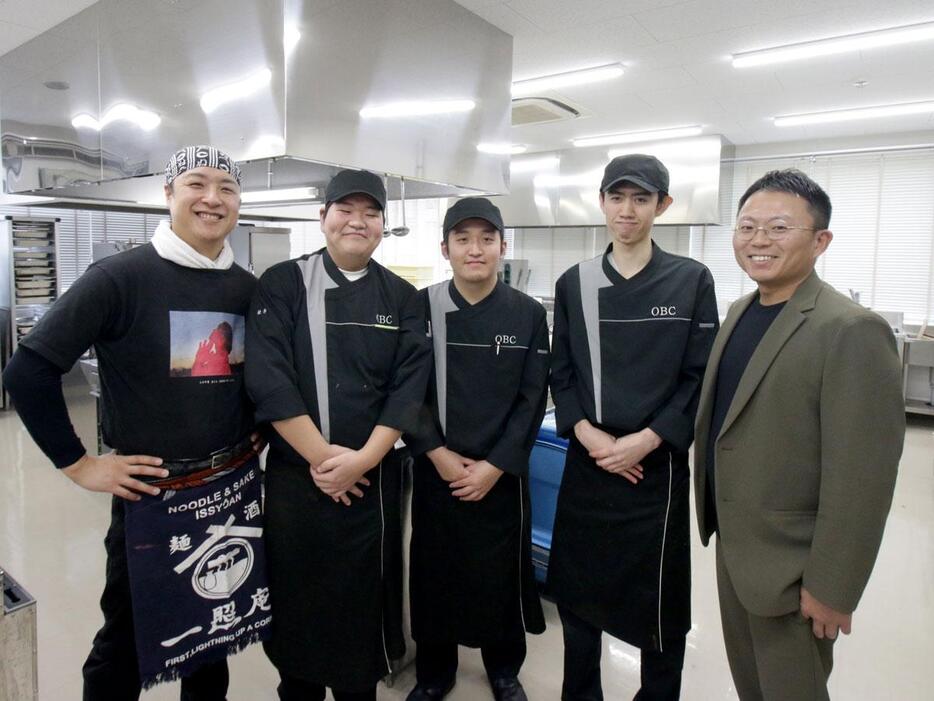 「冨士麺ず工房」（下伊福町）の波夛悠也社長とラーメン店「一照庵」店主の大野浩史さん、優勝チームの専門学生