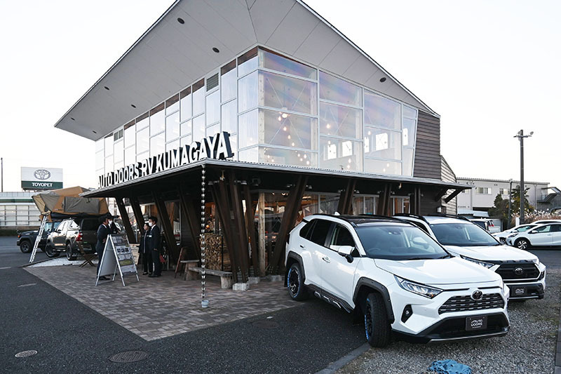 埼玉トヨペット熊谷支店敷地内にオープンする「AUTO DOORS RV KUMAGAYA」。店舗外には中古のRV車をベースにカスタマイズした車両を展示