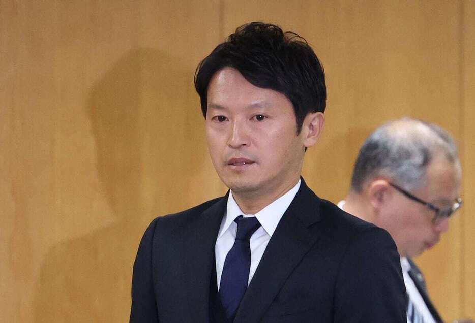 兵庫県議会の百条委員会の証人尋問に臨む斎藤元彦兵庫県知事＝25日午後、神戸市中央区の兵庫県庁