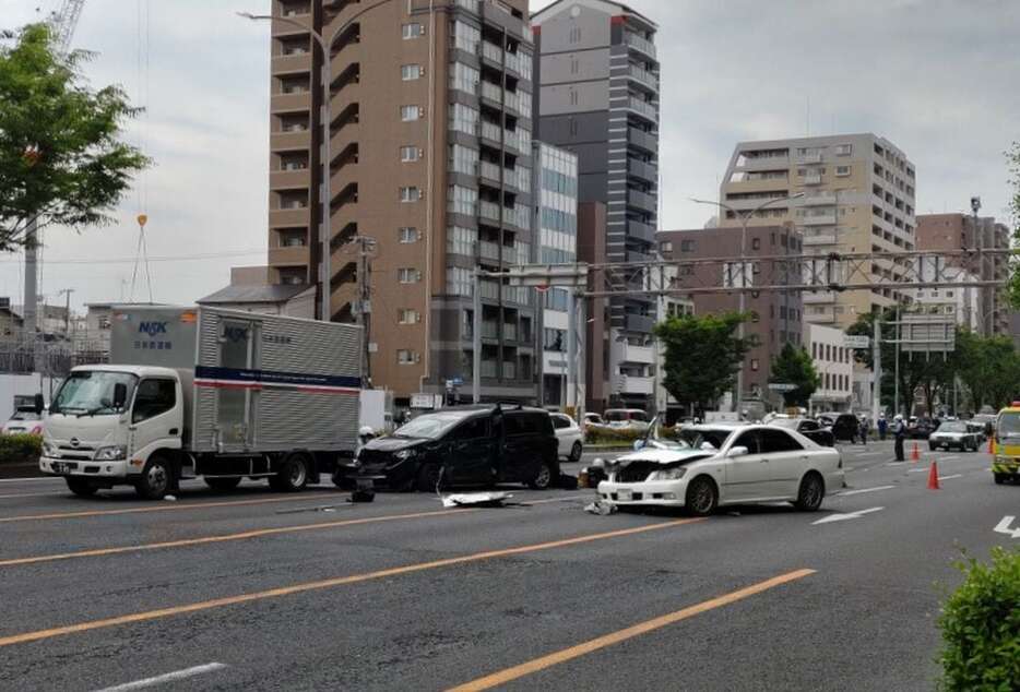 タクシーなど数台が絡んだ事故現場＝５月２３日、京都市中京区