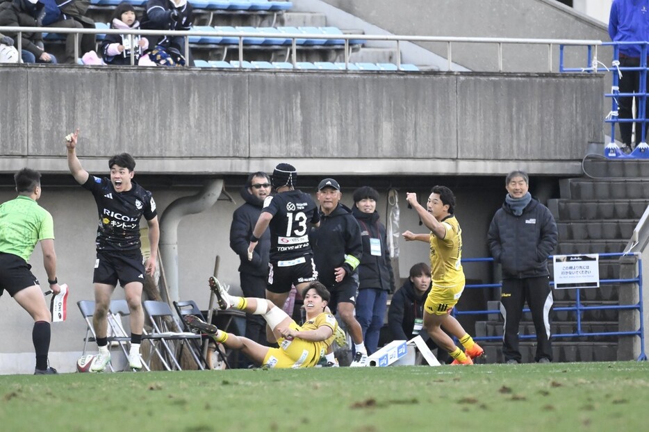 中楠のタックルで、河瀬のグラウンディングの前に左足がタッチラインに触れておりトライは認められず。両者がガッツポーズをする紙一重のプレーだった（撮影：矢野寿明）