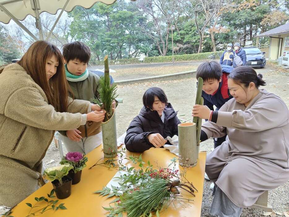 オリジナルの門松を作る参加者＝大阪府八尾市