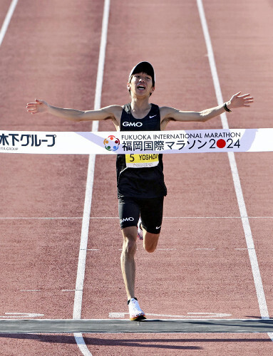 トップでゴールする吉田祐也（１日）＝佐伯文人撮影