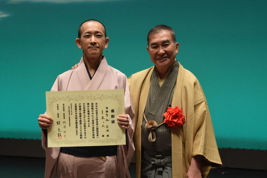 第16代社会人落語王者に輝いた宮永真也（高座名・呆っ人）さんと大会審査委員長の桂文枝（右）（撮影・阪口孝志）