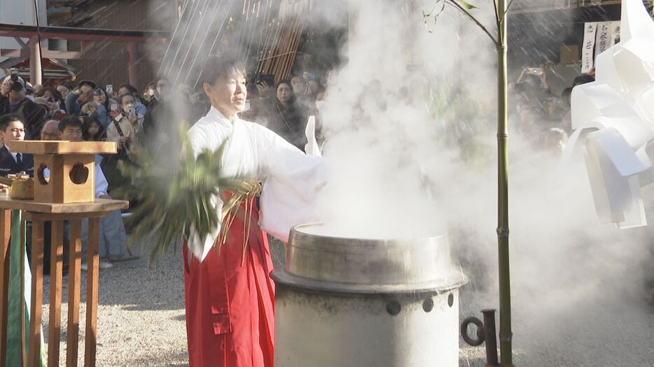 巫女として唯一、御湯立の作法を受け継ぐ加奥満紀子さん