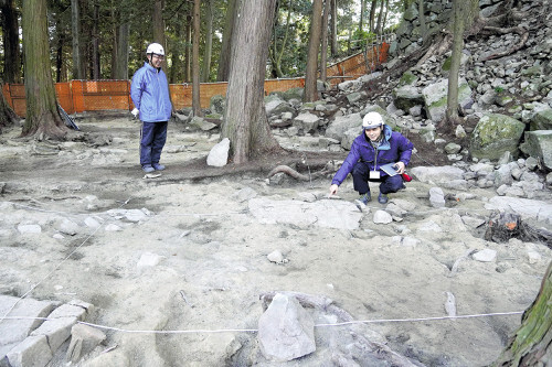 天主並みの大きさの礎石が見つかった建物跡