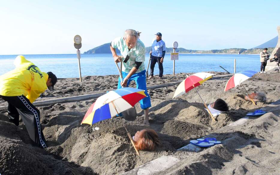 約３年ぶりに再開した砂むし温泉を楽しむ来館者＝５日、指宿市の山川砂むし温泉「砂湯里」