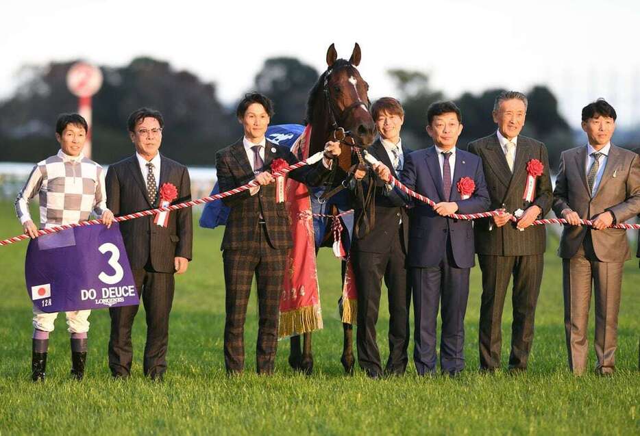 ジャパンCをドウデュースで優勝した武豊騎手（左端）、松島正昭オーナー（左から2人目）、友道康夫調教師（右から3人目）