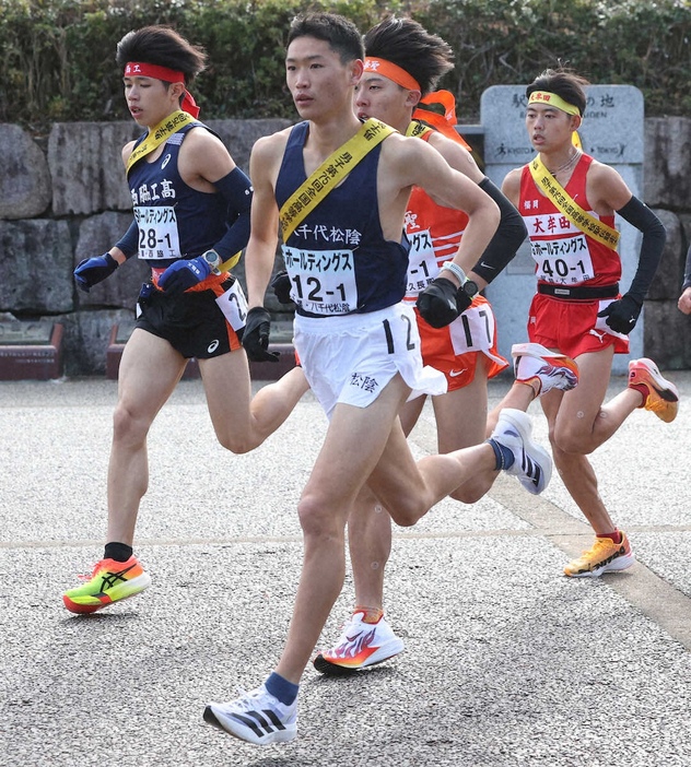 ＜全国高校駅伝　男子＞力走する八千代松陰1区の鈴木（中央）（撮影・北條　貴史）