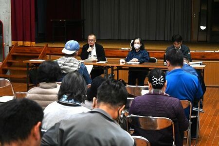 住民説明会で、見舞金などの支援について説明する県生活安全安心課の職員ら＝１９日、国頭村比地区