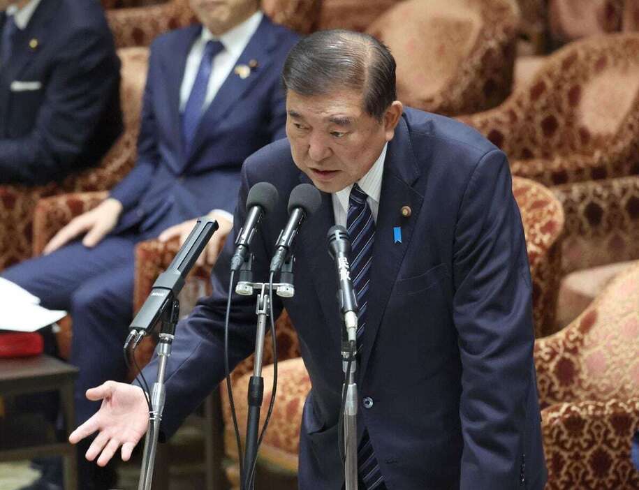 衆院予算委員会で答弁する石破茂首相＝12日午前、国会内（春名中撮影）