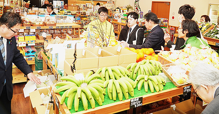 地場農産物などが搬入れた「道の駅とくのしま」特産品販売コーナー＝21日