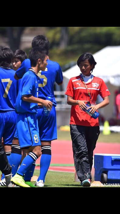 大津高校サッカー部のマネージャー時代の神田朝香(右端)(神田のX@kodaasakaより)