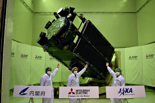 報道陣に公開された「みちびき」６号機（１１月２７日、神奈川県鎌倉市で）