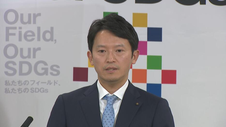 記者会見する斎藤知事（26日）