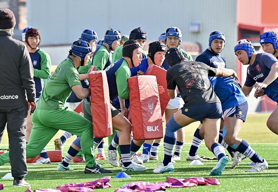 練習で激しくぶつかり合う桐蔭学園の選手＝神戸市内